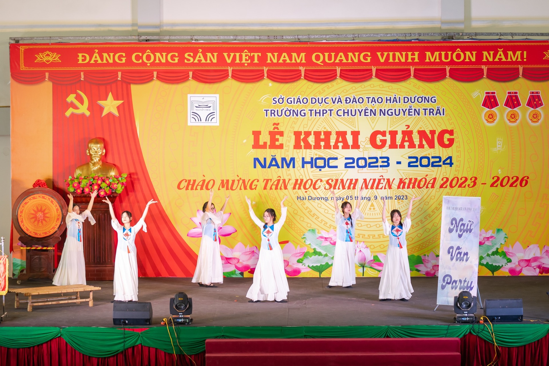 Nhấn để phóng to